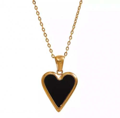 قلادة ذهبية على شكل قلب مزينه بحجر باللون الأسود