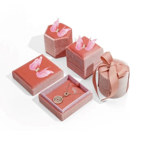 قلادة ذهبية مزينه بحجر الفيروز