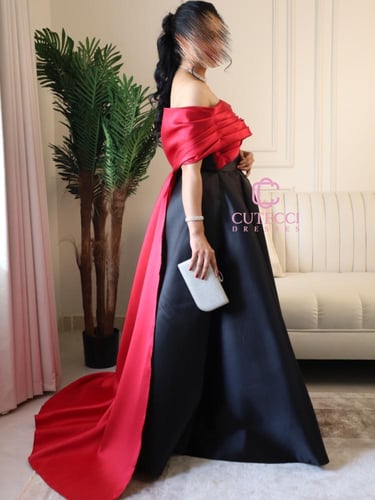 فستان سهرة أسود ميكادو بذيل أحمر ملكي