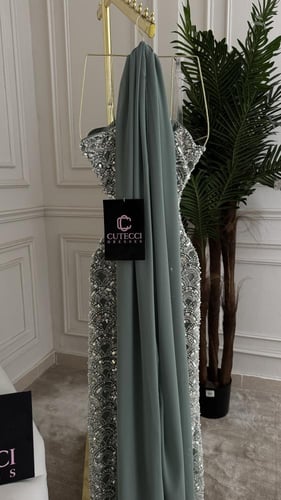 فستان سهرة أخضر مطرز بترتر فاخر