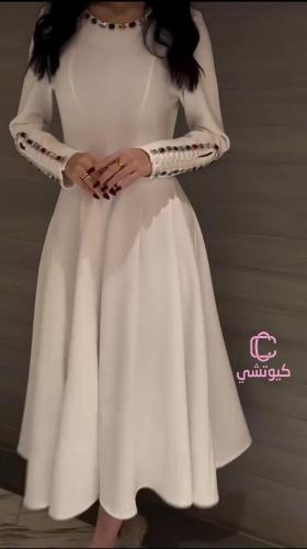 فستان سهرة أبيض مزين بفصوص