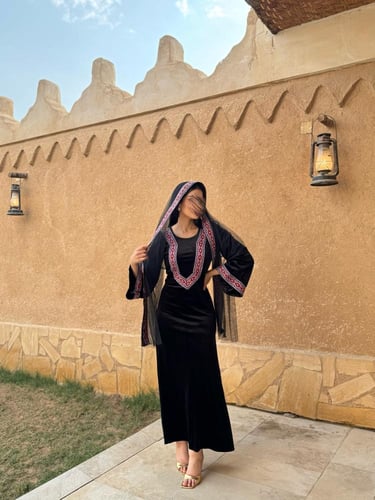 جلابية مخمل اسود مع شال من كيوتشي