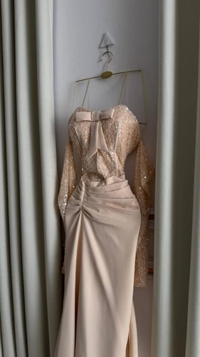 فستان بيج ملكي بتطريز لامع وأناقة فيونكة