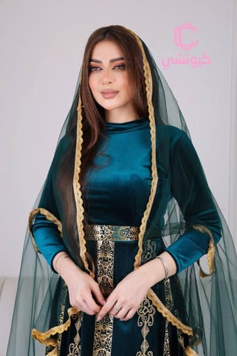 جلابية مخمل داكن مع تطريز ذهبي وطرحة
