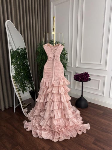 فستان سهرة كرنكل وردي بطبقات أنثوية فاخرة