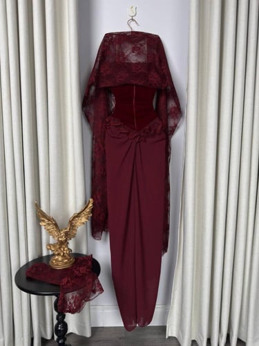 فستان سهرة برغندي مخمل مع وشاح دانتيل فاخر