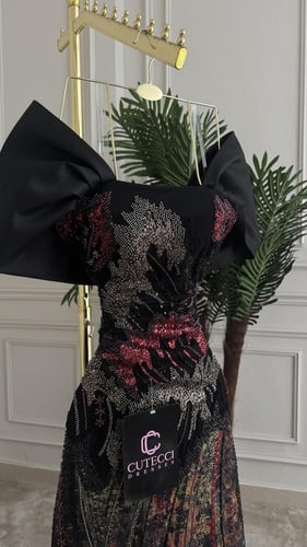 فستان سهرة أسود بتطريز أحمر فاخر