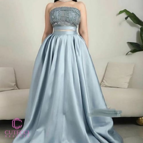 فستان سهرة فضي مطرز بلمسة ملكية