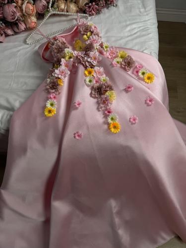 فستان ميكادو وردي مزين بالزهور الفاخرة