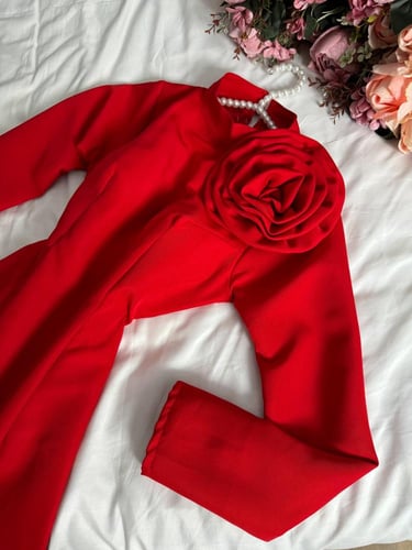 فستان سهرة أحمر أنيق مزين بورود ثلاثية الأبعاد