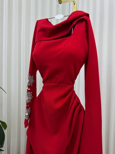 فستان سواريه أحمر بلمسة فاخرة