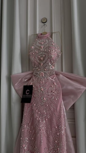 فستان سهرة وردي مطرز ملكي