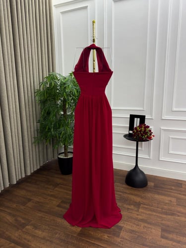 فستان سهرة أحمر بلمسة فخامة