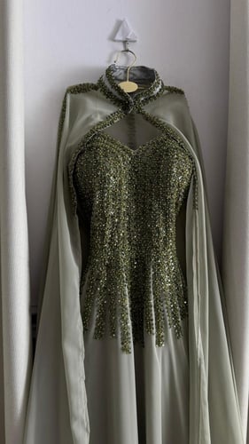 فستان سهرة زيتي شيفون مطرز بفخامة ملكية