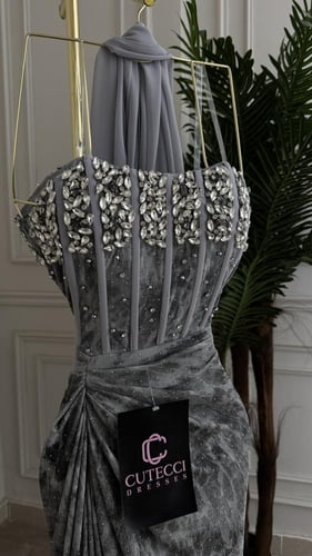 فستان سهرة رمادي مطرز بالكريستال الفاخر