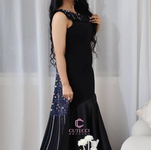 فستان اسود مطرز ذيل طويل من كيوتشي