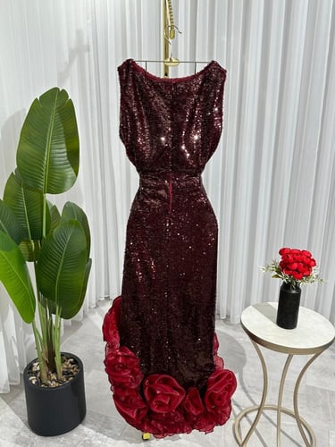 فستان سهرة ترتر عنابي بقصة صدر دائرية وتفصيل ورود...