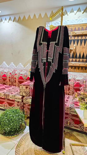 جلابية تطريز تراثية اسود مع فوشيا من كيوتشي