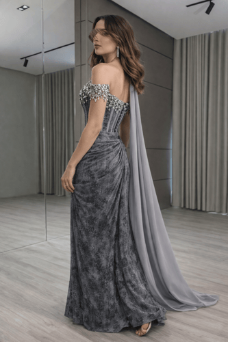 فستان سهرة رمادي مطرز بالكريستال الفاخر