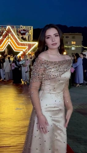 فستان سهرة سكري مطرز من كيوتشي | 2025