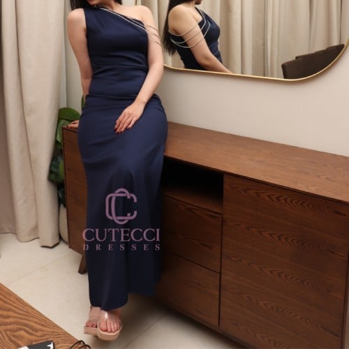 فستان كحلي ناعم مع سلسال – إطلالة راقية وجذابة من...