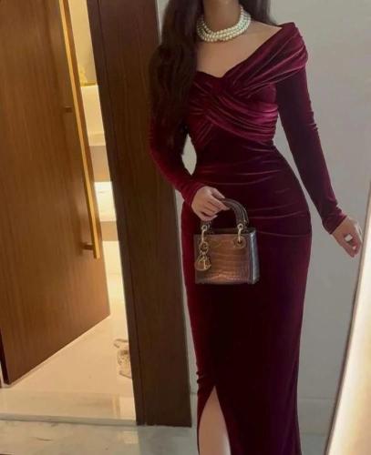 فستان مخملي عنابي بقصة صدر مميزة وطويل من ماركة كي...