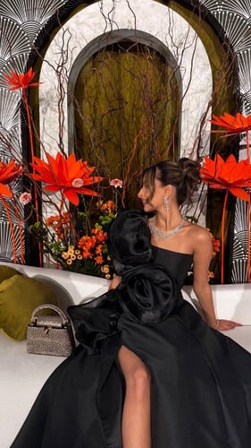 فستان سهرة أسود ميكادو بصدر جزار أنيق