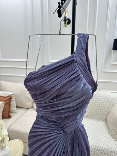 فستان سهرة لامع بكسرات ملكية