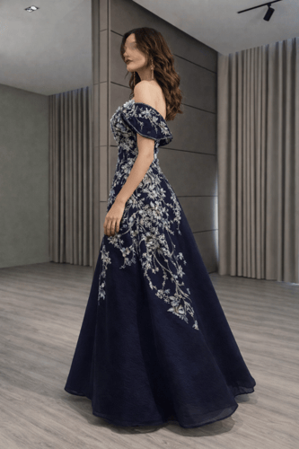 فستان سهرة سواريه كحلي بتطريز أزهار