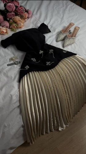 فستان كسرات من تحت اسود مع بيج