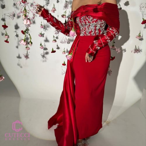 فستان سهرة أحمر مطرز بأكمام ملكية