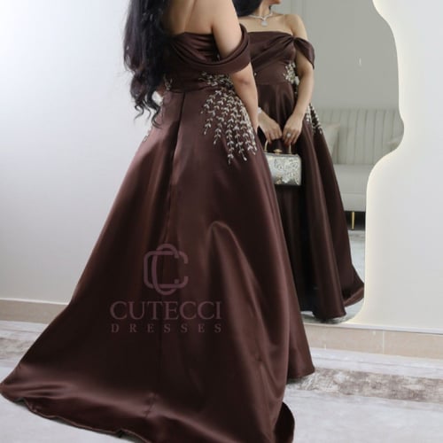 فستان سهرة بني مطرز فخم