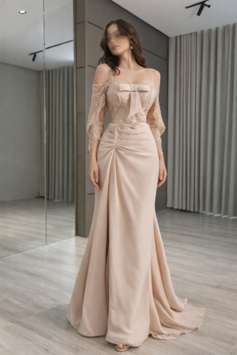 فستان بيج ملكي بتطريز لامع وأناقة فيونكة