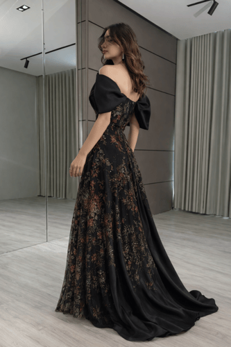 فستان سهرة أسود بتطريز أحمر فاخر