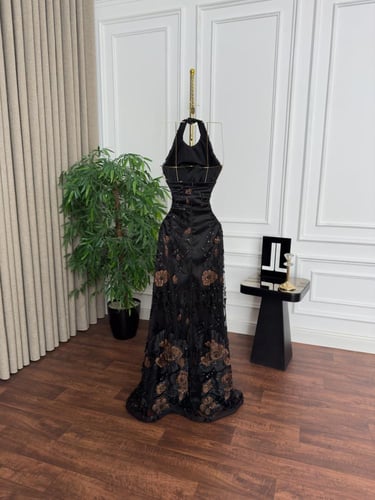 فستان سهره اسود ورد بارز مع فصوص