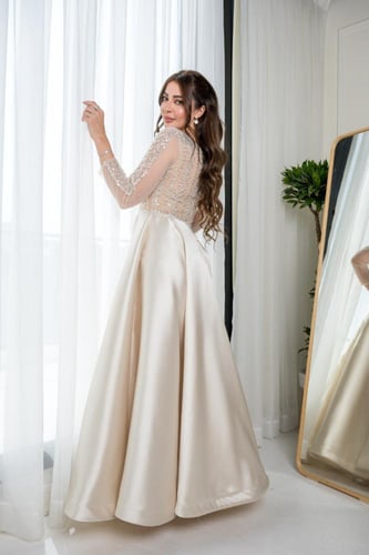 فستان سكري مطرز ناعم بتنورة ساتان