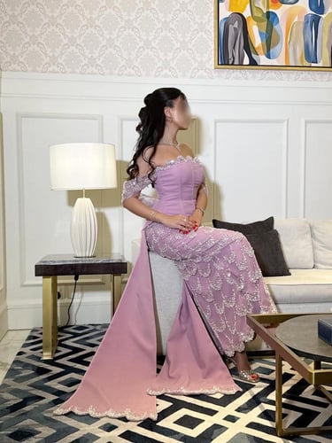 فستان سهرة باربي وردي بتطريز لؤلؤ فاخر