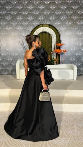 فستان سهرة أسود ميكادو بصدر جزار أنيق