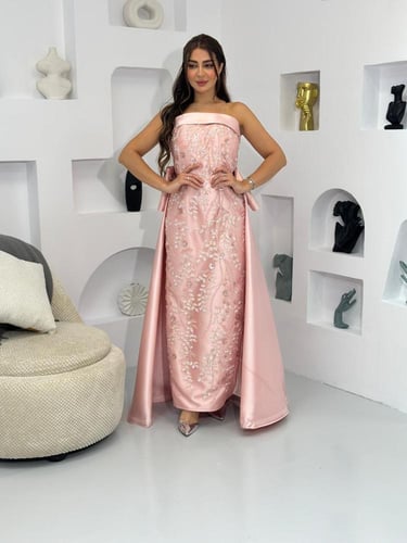 فستان سهرة وردي طويل ميكادو مطرز بتصميم مميز