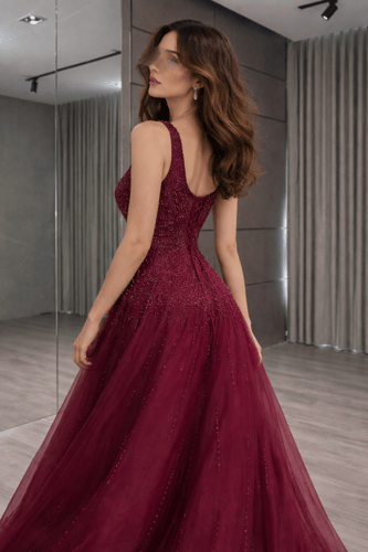 فستان سهرة برغندي بتطريز يدوي وتألق ملكي