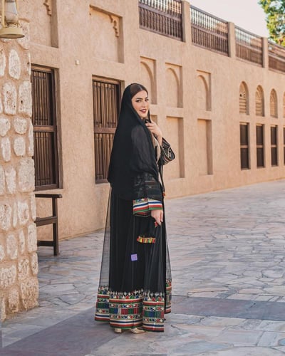 جلابية تراثية سعودية سوداء | تطريز ألوان أنيق من C...