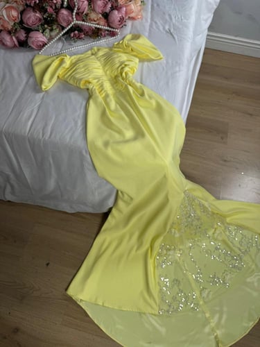 فستان سهرة اصفر باربي مع ورد ترتر من كيوتشي