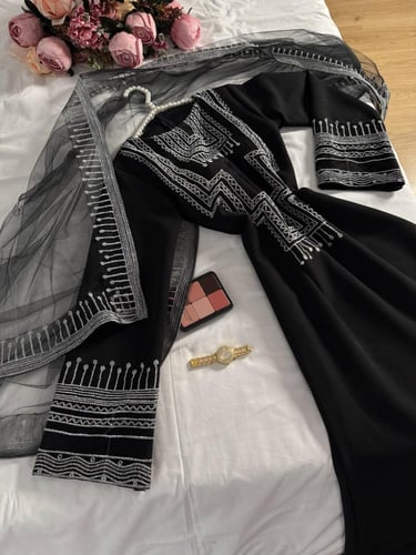 جلابية سوداء ملكية بتطريز أنيق
