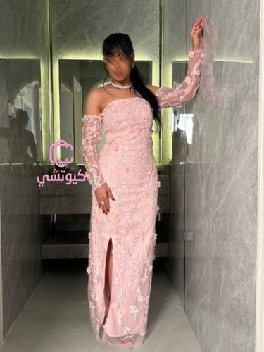 فستان سهرة وردي مطرز بتصميم فاخر