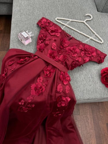 فستان سهرة عنابي مطرز بالورود للسهرات الفاخرة