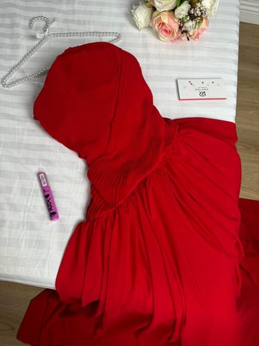 فستان خطوبة أحمر مكشوف الكتفين بكسرات فخمة | فساتي...