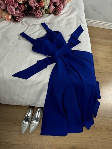 فستان سهرة نيلي علاقي بتفاصيل تب فخمة