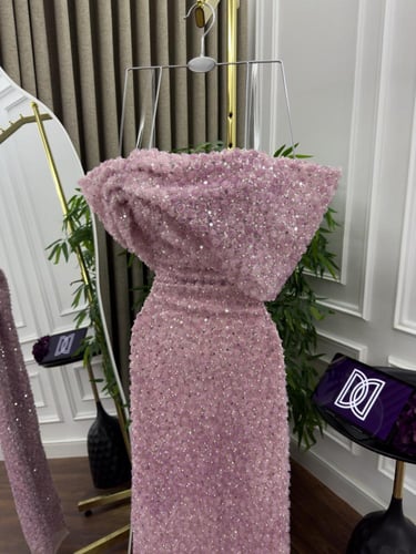 فستان سهرة لحمي مرصع بالأحجار