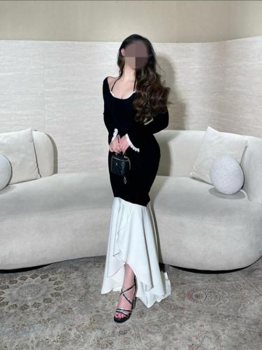 فستان سواريه أبيض وأسود