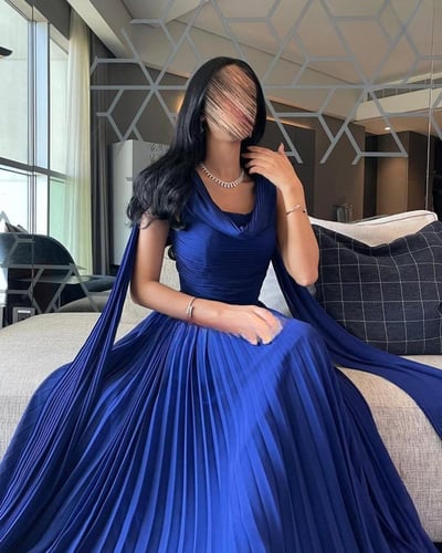 فستان سهرة سحر الانسياب بكسرات ناعمة